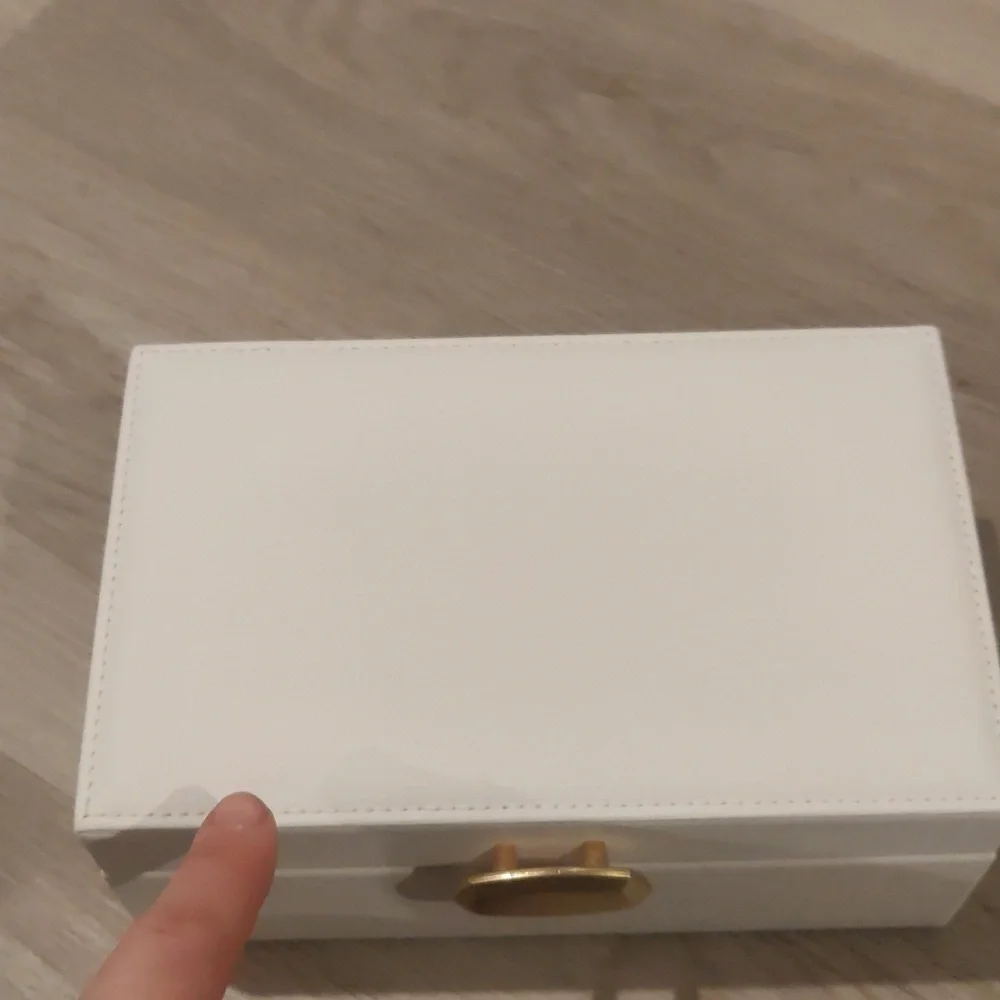 New!Kendra Scott White Jewelry Box with Golden Tone Logo Faux Leather
